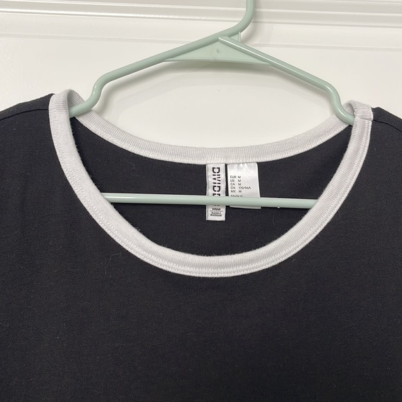 H&M women’s black t-shirt dress with white on sleeves and neck line in size M - Picture 2 of 4